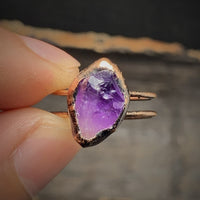 Rohstein Amethyst Ring, handgefertigt, Kupferfassung, lila Edelstein, einzigartiger Schmuck.
