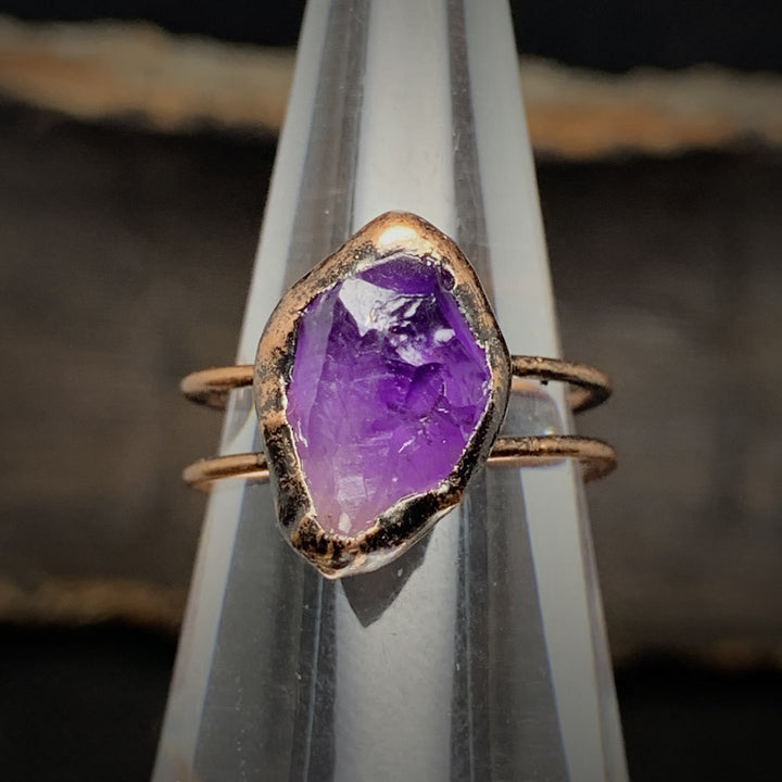 Rohstein Amethyst Ring, handgefertigt, goldener Rahmen, lila Edelstein, Schmuckdesign.