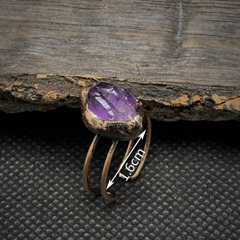 Rostfreier Stahlring mit lila Amethyst, handgefertigt, 1,6 cm, rustikales Design.
