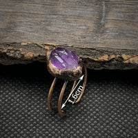 Rostfreier Stahlring mit rohem Amethyst, handgefertigt, lila Kristall, 1,6 cm, rustikales Design.