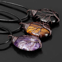 Drei handgemachte Boho-Halsketten mit Amethyst, Tigerauge und Onyx auf schwarzem Hintergrund.