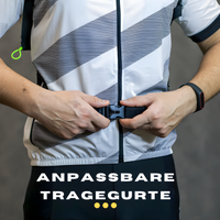 Mann mit Fahrradtrikot und anpassbaren Tragegurten, schwarz-weiß, sportlich, funktional.