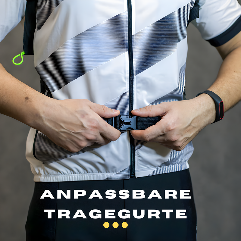 Mann mit Fahrradtrikot und anpassbaren Tragegurten, schwarz-weiß, sportlich, funktional.