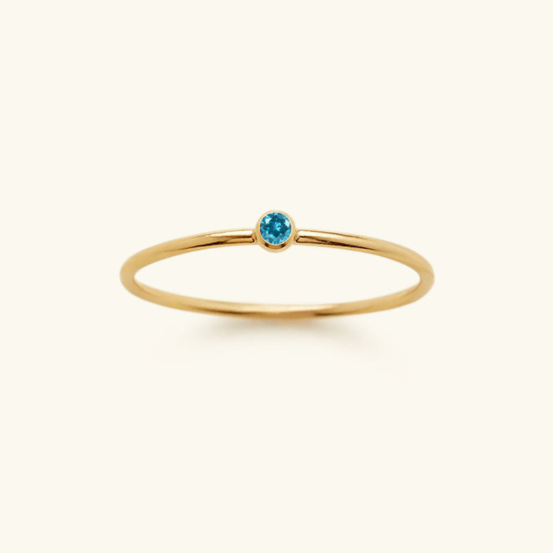Goldener Ring mit blauem Aquamarin-Edelstein, minimalistisches Schmuckdesign, Geburtstagsgeschenk.