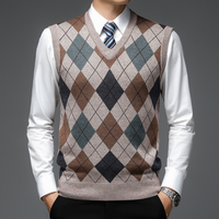 Herren Strickweste mit Argyle-Muster, beige-braun, V-Ausschnitt, elegant, Business-Look.