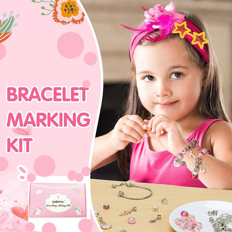 Mädchen mit rosa Stirnband bastelt Armband, Schmuck-Bastelset, DIY-Kinderaktivität.