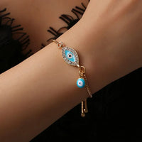 Goldenes Armband mit blauem Nazar-Amulett, Damen-Schmuck, modisch, Schutzsymbol.