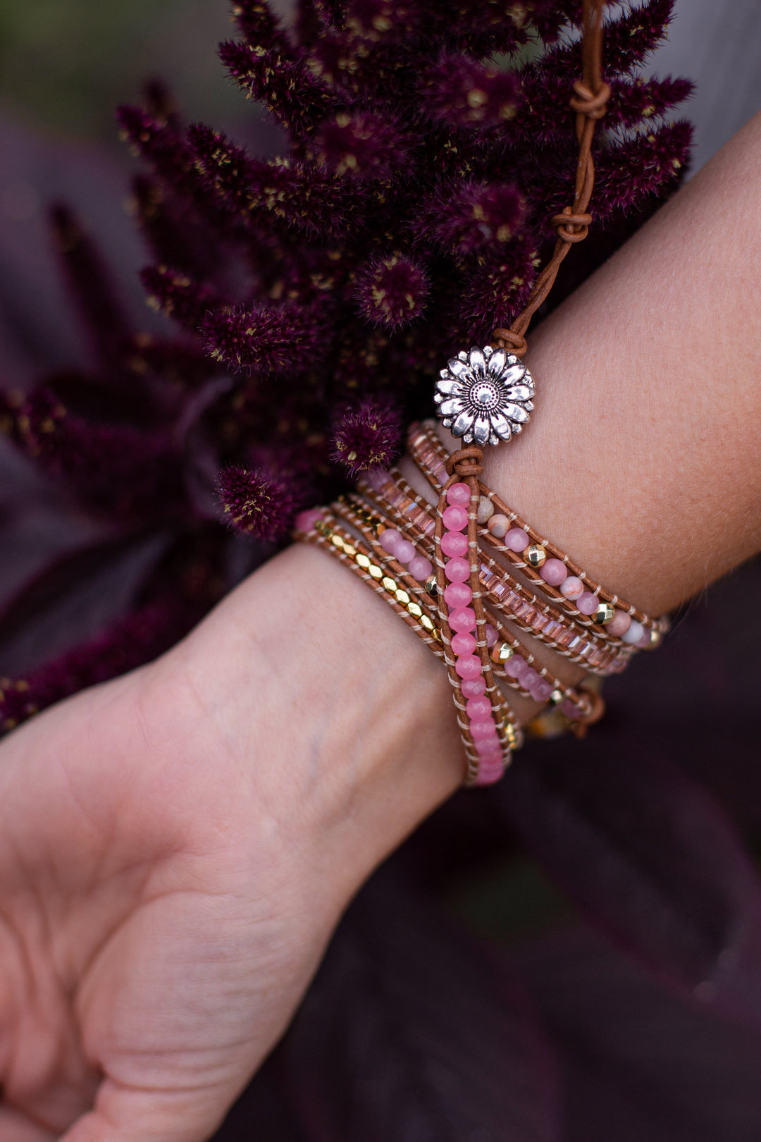 Armband mit rosa Perlen und silberner Blume, handgefertigt, modisches Accessoire, Damenarmband.
