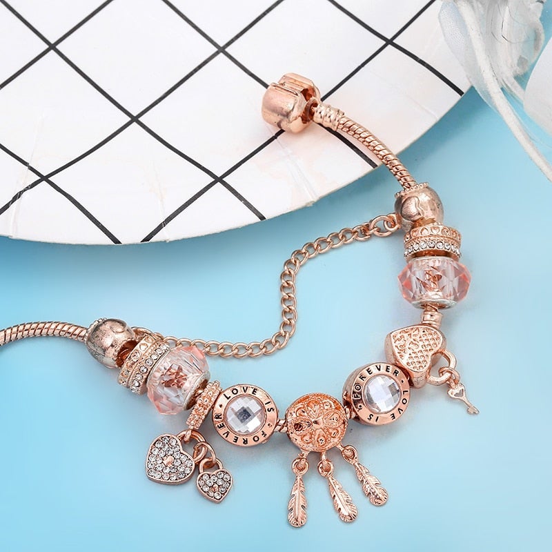 Roségold Armband mit Herz- und Federanhängern, Kristallakzenten, Geschenk für Frauen.