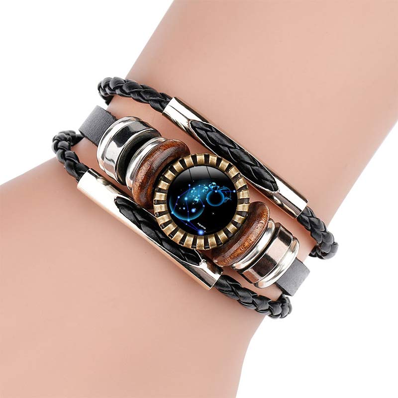 Schwarzes Lederarmband mit Holzperlen und blauem Zifferblatt, modisches Accessoire.