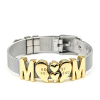Silbernes Armband mit goldenen Buchstaben "MOM" und Herzanhänger, Geschenk für beste Freundin.