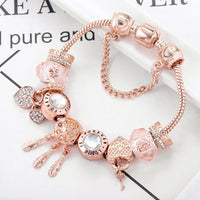 Roségoldenes Charm-Armband mit Kristallen und Herzanhängern, eleganter Schmuck für Damen.