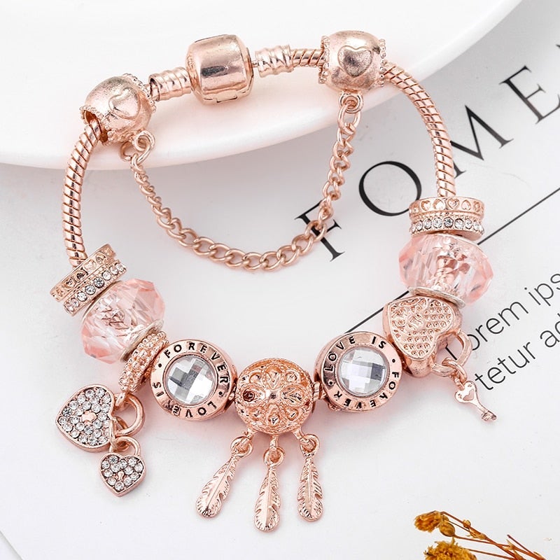 Roségoldenes Charm-Armband mit Kristallen und Herzanhängern, modisch, elegant, Damen-Schmuck.