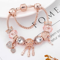 Roségoldenes Charm-Armband mit Kristallen und Herzanhängern, modisch, elegant, Damen-Schmuck.
