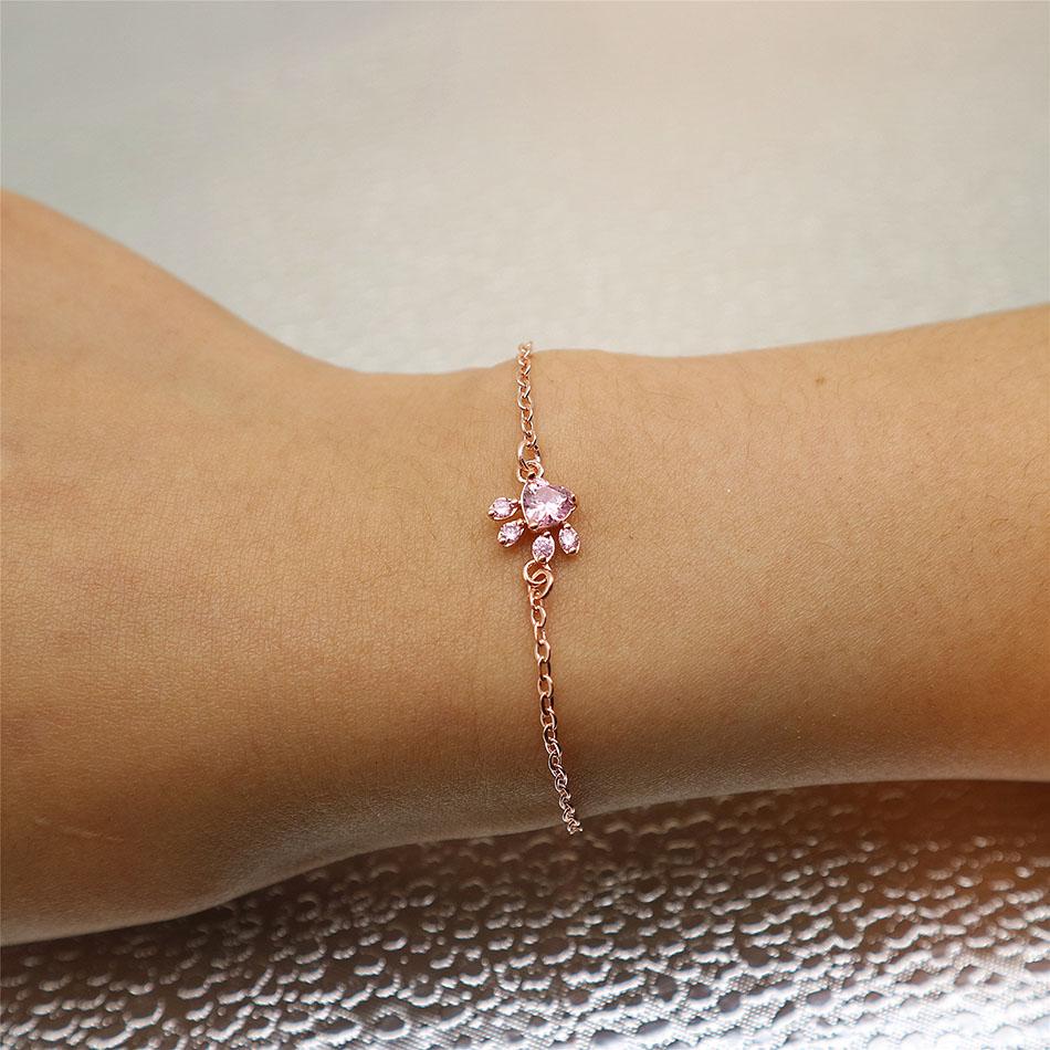 Damenarmband mit roségoldener Kette und rosa Kristallanhänger, eleganter Schmuck.