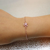 Damenarmband mit roségoldener Kette und rosa Kristallanhänger, eleganter Schmuck.