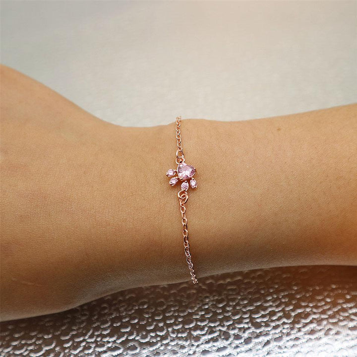 Damenarmband mit roségoldener Kette und rosa Kristallanhänger, eleganter Schmuck.