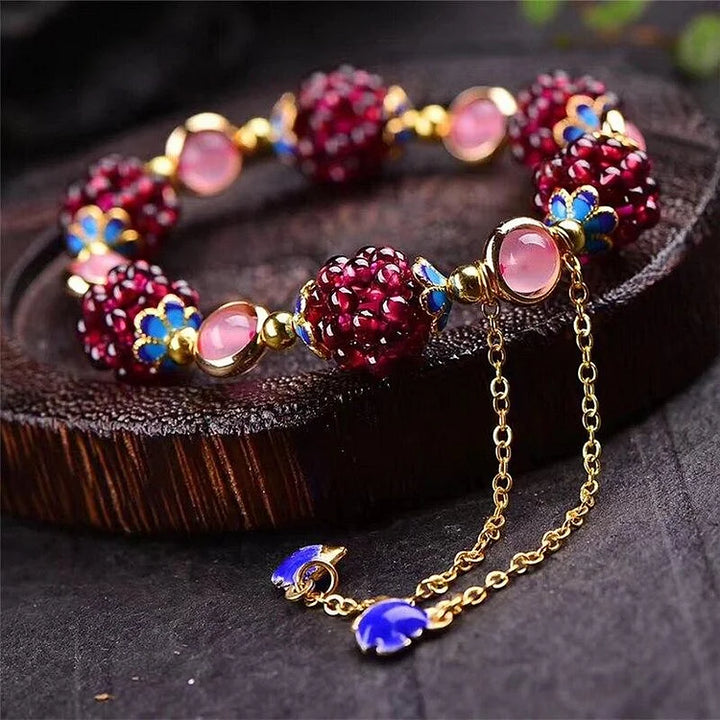 Handgefertigtes Armband mit roten und rosa Perlen, goldener Kette, Blumenmuster, Damen-Schmuck.