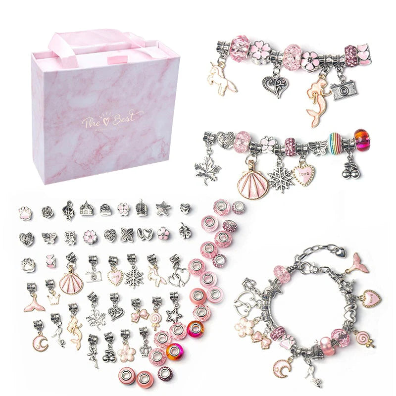 Rosa Schmuckset mit Armbändern und Anhängern, Geschenkbox, Herz- und Blumenmotive.
