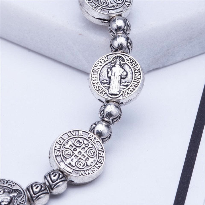 Silbernes Armband mit Benediktus-Medaillen, religiöser Schmuck, detailreich graviert.