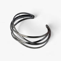 Schwarzes Edelstahl-Armband, modernes Design, offener Armreif, eleganter Schmuck für Damen.