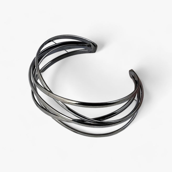 Schwarzes Edelstahl-Armband, modernes Design, offener Armreif, eleganter Schmuck für Damen.