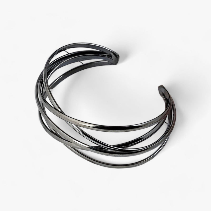 Schwarzes Edelstahl-Armband, modernes Design, offener Armreif, eleganter Schmuck für Damen.