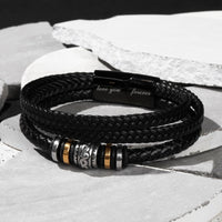 Schwarzes Lederarmband mit silbernen und goldenen Details, geflochten, Herrenmode.