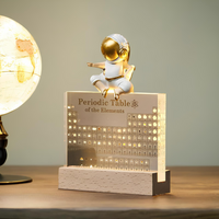 Astronaut-Dekolampe mit Periodensystem, Holzsockel, warmweißes LED-Licht, modern, dekorativ.