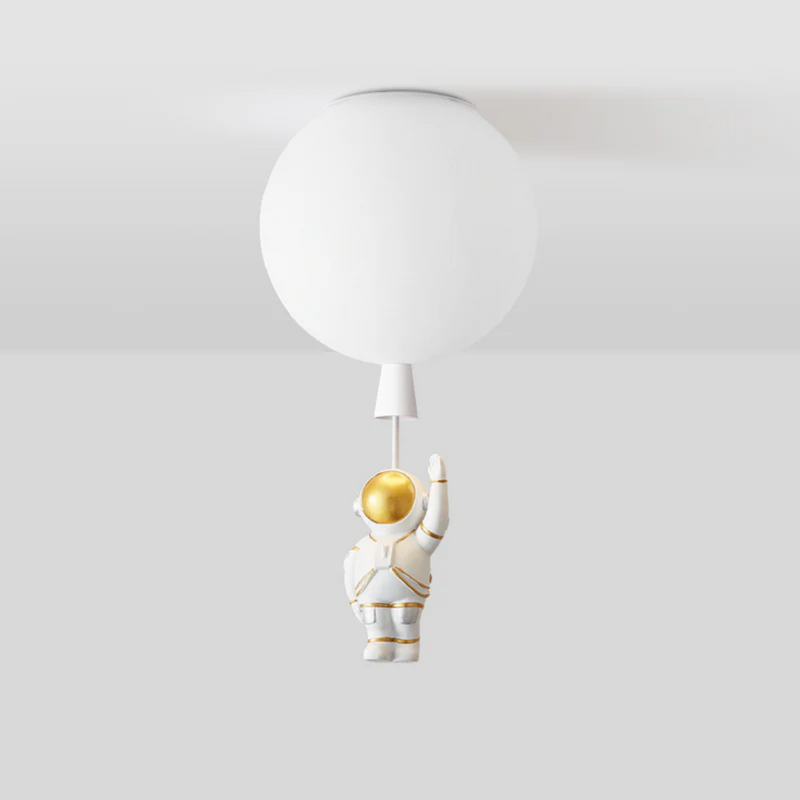 Weiße Deckenleuchte mit goldfarbenem Astronauten-Anhänger, modernes Design, Kinderzimmerlampe.