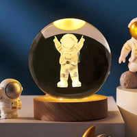 Kristallkugel mit Astronautenfigur, LED-Licht, Holzsockel, dekorative Tischlampe, modern.