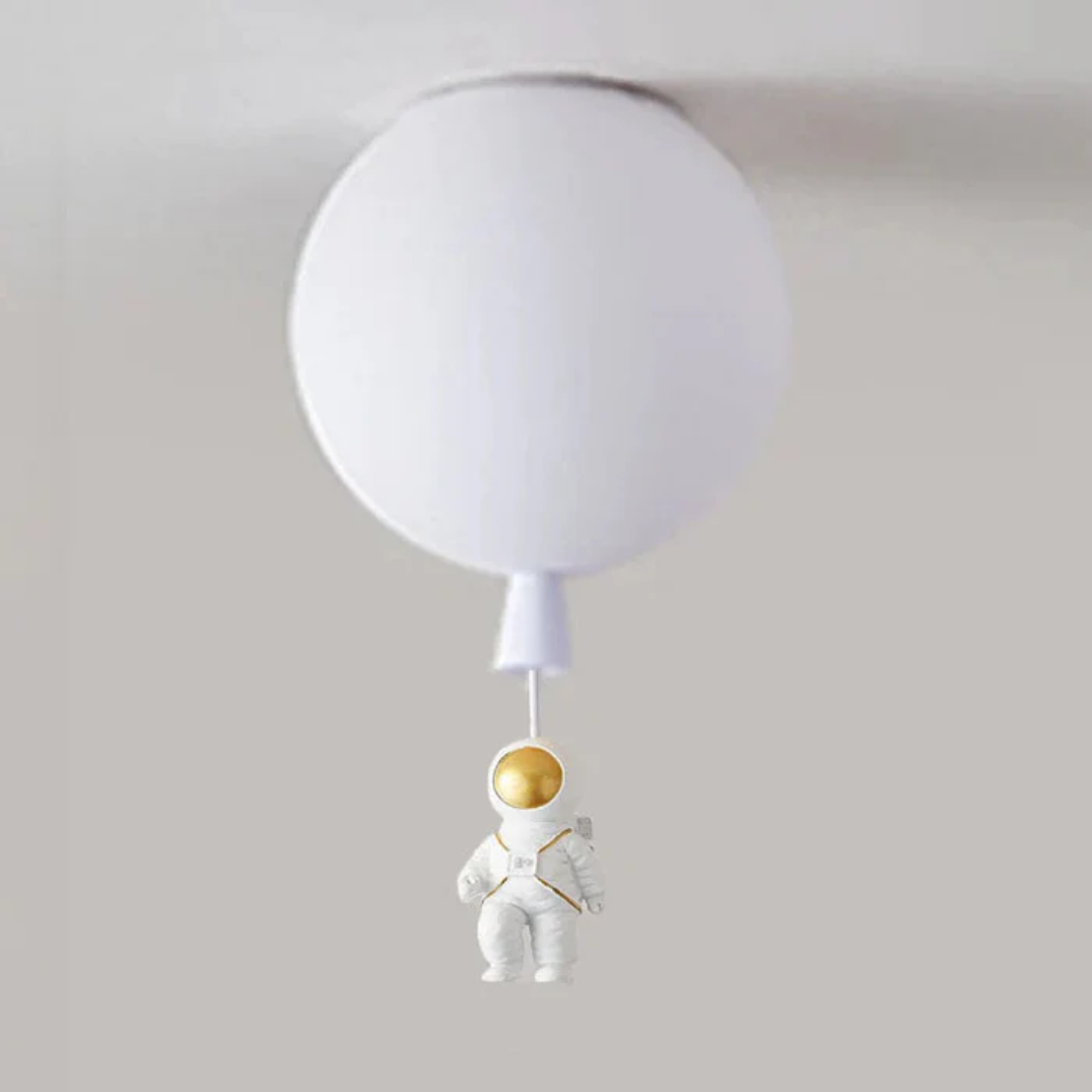 Weiße Deckenlampe mit hängendem Astronauten-Anhänger, modernes Design, Kinderzimmer-Dekor.