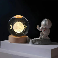 Levitierende Saturnlampe mit Astronautenfigur, LED-Nachtlicht, dekorative Tischlampe, modern.