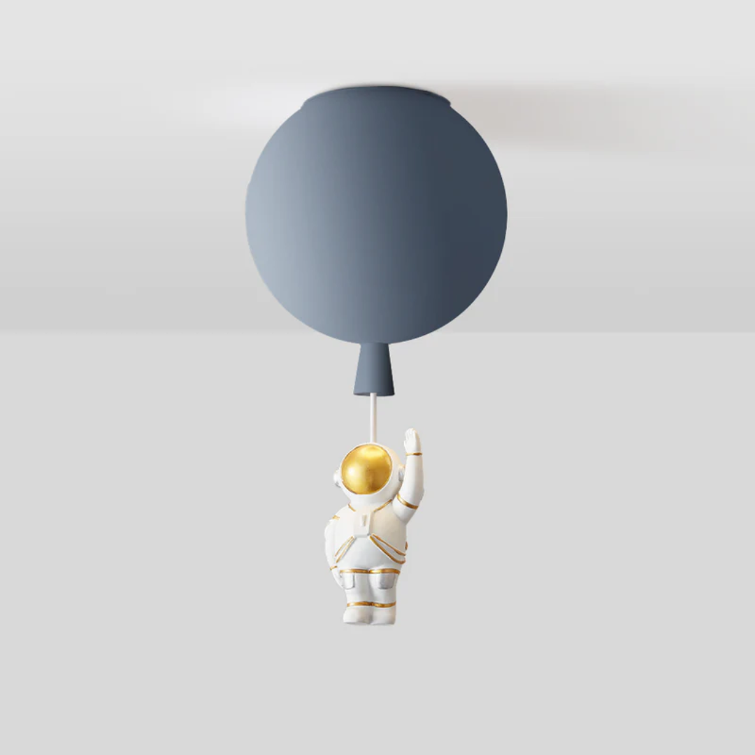 Astronauten-Deckenleuchte, weiß-gold, mit grauem Ballon, modernes Kinderzimmer-Design.