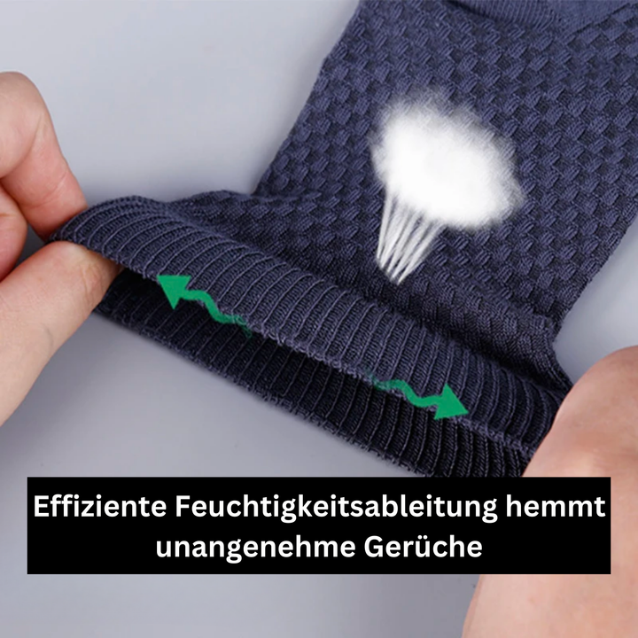 Dunkelblaue atmungsaktive Socke mit Feuchtigkeitsableitung, verhindert Gerüche, Nahaufnahme.