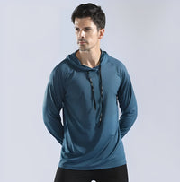 Männer Sportshirt mit Kapuze, langärmelig, atmungsaktiv, blau, ideal für Laufen und Fitness.
