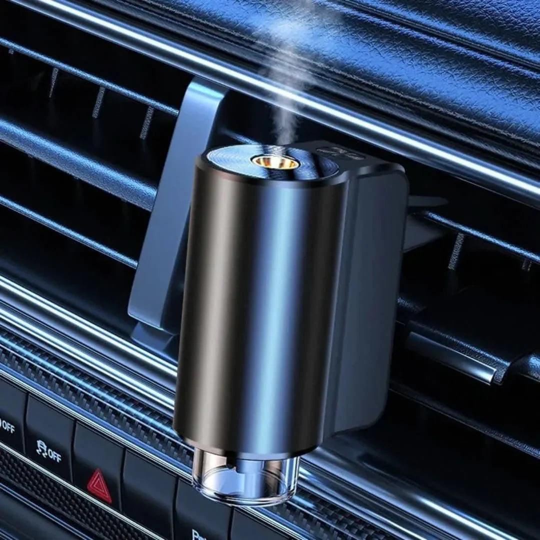 Schwarzer Auto-Aromatherapie-Diffusor, montiert, mit Dampf, für frischen Duft im Fahrzeug.