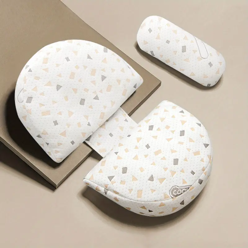 Orthopädisches Nackenkissen Set, weiß mit geometrischem Muster, ergonomisch, Schlafkomfort.