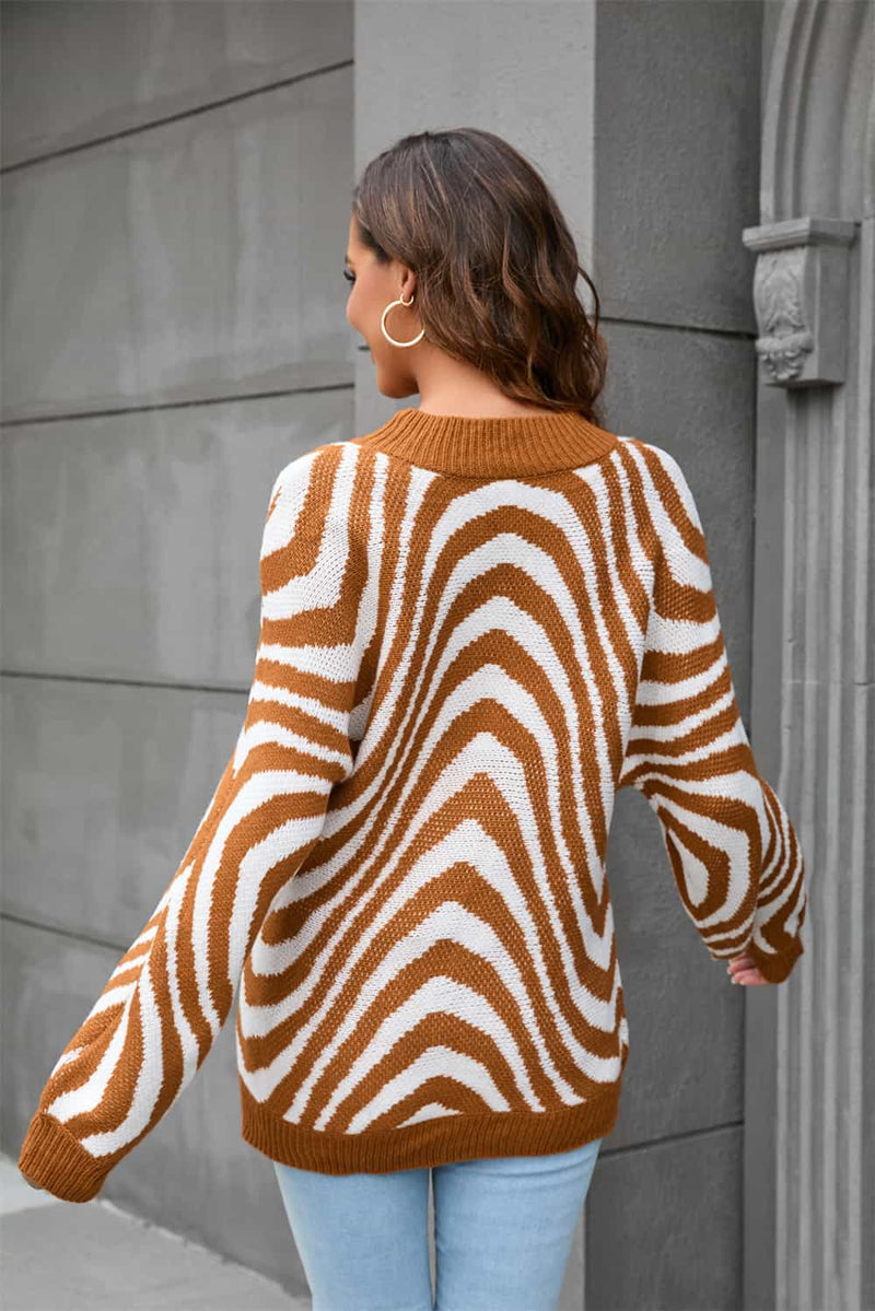 Frau in braun-weißem Zebrapullover, Rückansicht, modisch, Herbstmode, lässiger Stil.