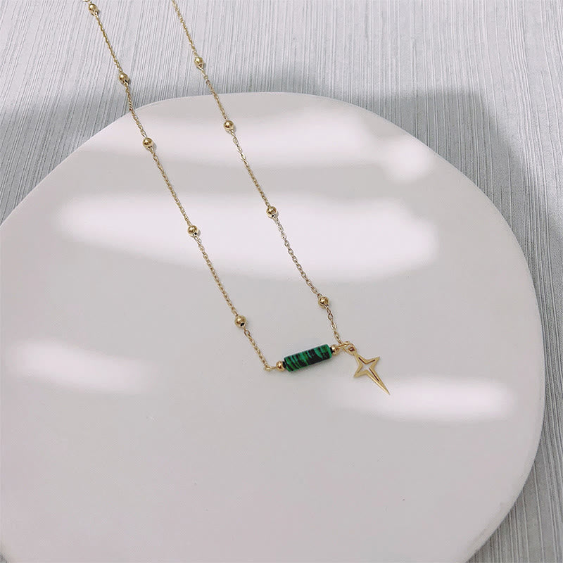 Goldene Halskette mit grünem Malachit-Anhänger und Stern, eleganter Schmuck für Damen.