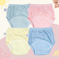 Vier bunte Baby-Unterhosen aus Baumwolle in Pastellfarben: grün, rosa, gelb, blau.