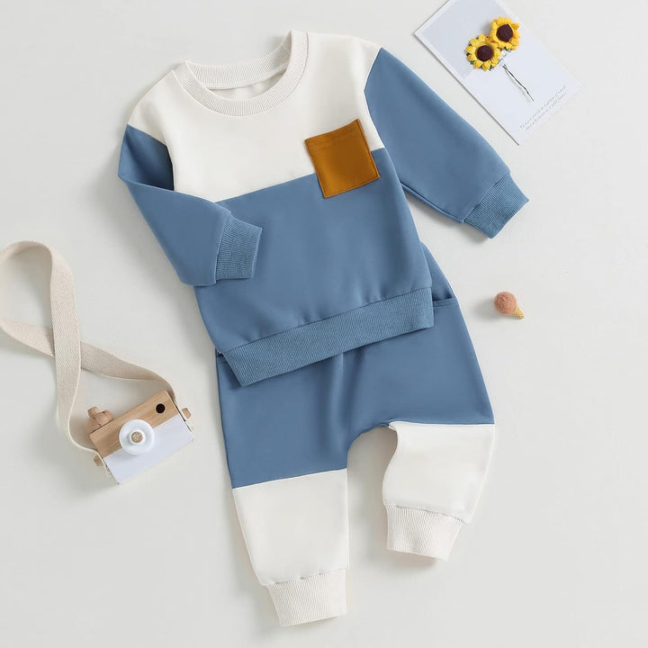 Blau-weißes Baby-Sweatshirt-Set mit brauner Tasche, Kamera-Spielzeug und Sonnenblumenkarte.