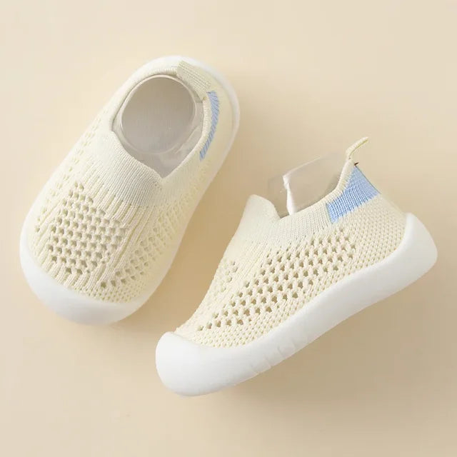 Beige Baby-Sneaker aus Mesh, atmungsaktiv, rutschfest, weiche Sohle, für Jungen und Mädchen.