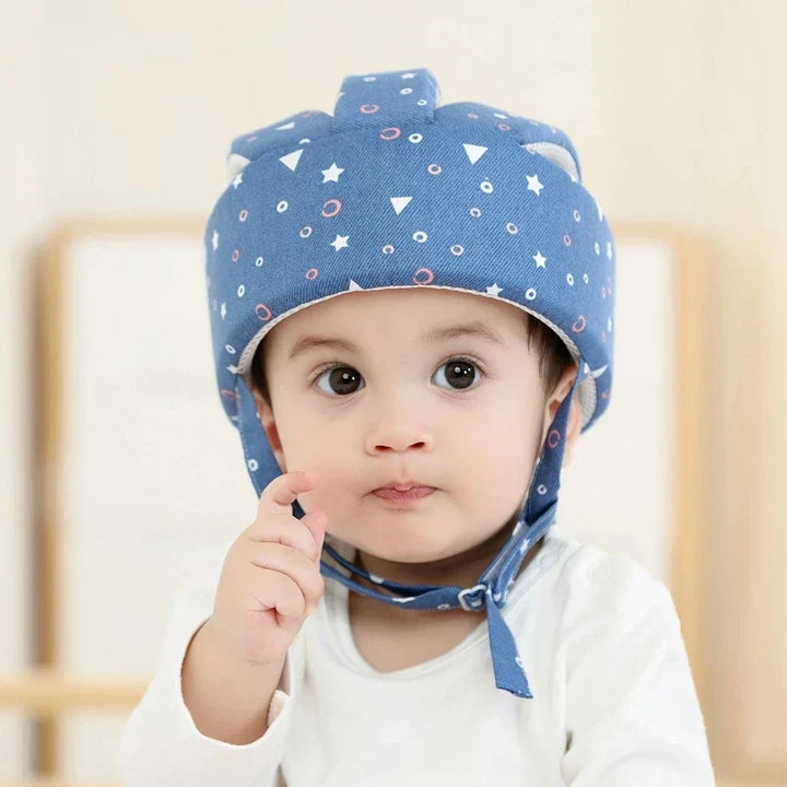 Kleinkind mit blauem Schutzhelm, Sterne und Dreiecke, Sicherheitshelm für Babys.