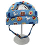 Blauer Baby-Schutzhelm mit bunten Sportmotiven, verstellbar, für Kleinkinder.