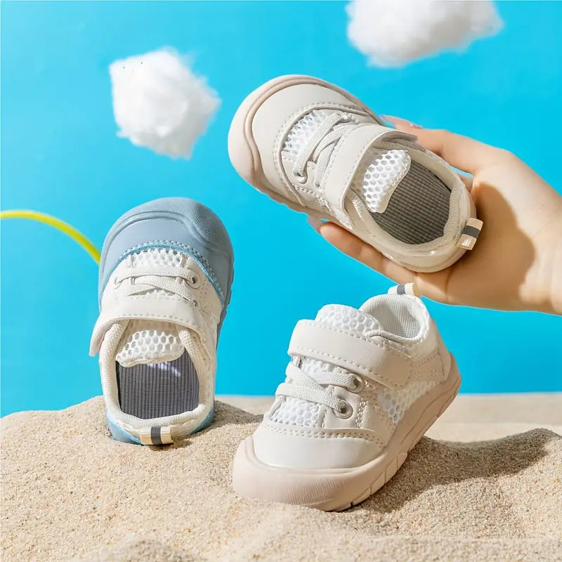 Baby-Sneaker beige und blau, atmungsaktiv, Klettverschluss, Sand, Himmel, Wolken, Kinderschuhe.