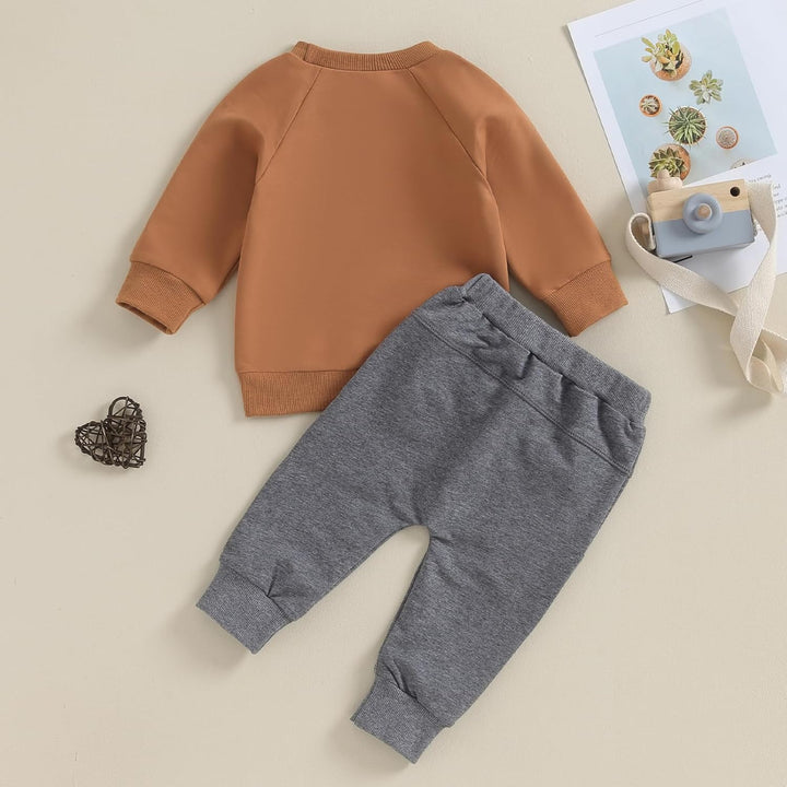 Braunes Baby-Sweatshirt und graue Jogginghose, Baumwolle, Herbstmode, gemütliches Set.