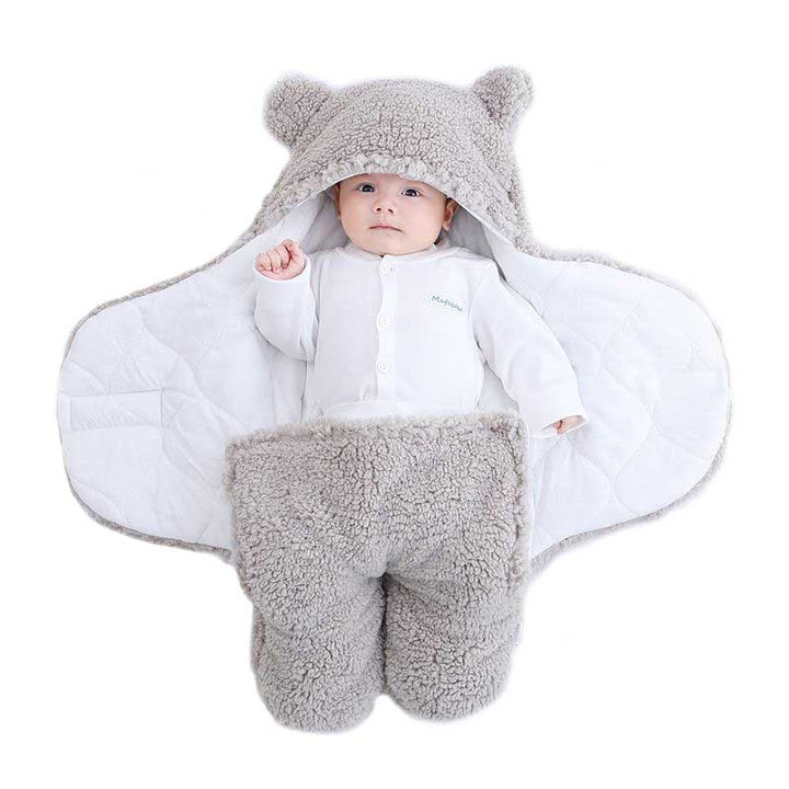 Baby in grauer Teddy-Fleece-Fußsack, weich, warm, Kapuze mit Ohren, ideal für Winter.