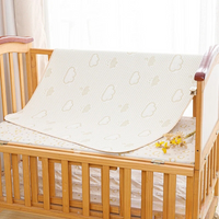 Beige Babybett mit Wolkenmuster, Holzrahmen, weiche Matratze, Kinderzimmer-Dekor.