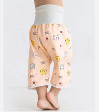 Kleinkind trägt rosa Babyhose mit Cartoon-Motiven, elastischer Bund, weicher Stoff.